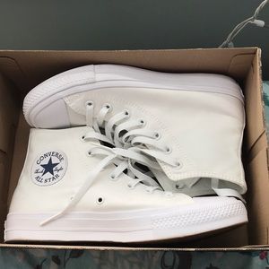 White converse Chuck Taylor 2s